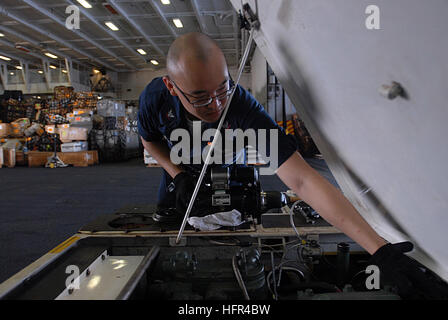 080917-N-3610G-224 GOLFE D'OMAN (Sept.17, 2008) Technicien d'équipement de soutien à l'Aviation 3ème Charles Yeh atteint dans un tracteur pour remplacer une bougie endommagée dans le hangar en baie de la classe Nimitz porte-avions USS Ronald Reagan (CVN 76). Ronald Reagan est déployée dans la 5e Flotte des États-Unis zone de responsabilité axé sur les partenaires régionaux rassurant de l'engagement des États-Unis à la sécurité, qui favorise la stabilité et la prospérité mondiale. (U.S. Photo par marine Spécialiste de la communication de masse 3 Classe Torrey W. Lee/libérés) US Navy 080917-N-3610G-224 3e Technicien d'équipement de soutien à l'Aviation Ch Banque D'Images