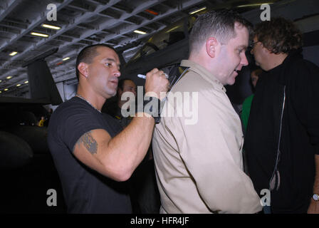 080925-N-4995K-032 GOLFE D'OMAN (30 sept. 25, 2008) Scott Stapp, ex-chanteuse du groupe Creed, signe un autographe pour Lieutenant Ronald Flandre dans la zone de la classe Nimitz porte-avions USS Ronald Reagan (CVN 76). Scott et sa bande sont sur une tournée de concerts commandités par des animations pour la marine militaires déployés outre-mer. Ronald Reagan est déployé sur le 5e Flotte des États-Unis zone de responsabilité. (U.S. Photo par marine Spécialiste de la communication de masse Chelsea 3e classe/Kennedy) Parution US Navy 080925-N-4995K-032 Scott Stapp signe un autographe pour Lieutenant Ronald Flandre Banque D'Images