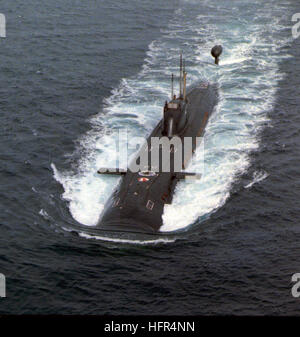 Vue aérienne sur bow (hors de l'axe) d'une flotte russe du nord de la classe Victor III sous-marin d'attaque à propulsion nucléaire en cours à vitesse modérée à élevée au cours d'un run de surface. Sous-marin de la classe Victor III 1997 Banque D'Images