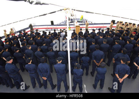 060419-N-2568S-181 Sekondi, Ghana (19 avril 2006) - Secrétaire de la Marine (SECNAV) l'Honorable, Donald C. Winter effectue un appel à toutes les mains avec l'équipage pour les remercier de leur travail et de répondre à toutes les questions qu'ils pourraient avoir à bord du sous-marin USS Emory S. Land d'offres (comme 39). La terre est ancrée sur la côte du Ghana, tandis que les marins travaillent en étroite collaboration avec les marins ghanéens, les former à l'entretien préventif et d'aider avec les réparations nécessaires à leurs navires. SECNAV est en Afrique pour les premiers à voir de près le travail effectué par les marins et soldats ont été déployés dans la région. La Marine américaine Banque D'Images