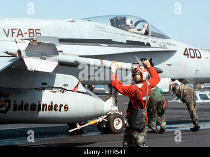 980220-N-0507F-003 U.S. Marine Corps Lance Cpl. Leander Pickens, bras un missile Sidewinder AIM-9 sur un F/A-18C Hornet que l'aéronef est prêt à lancer à partir de la porte-avions USS George Washington (CVN 73) comme le navire cuit dans le golfe Persique le 20 février, 1998. La bataille de Washington est groupe opérant dans le golfe Persique dans le cadre de l'opération Southern Watch qui est aux États-Unis et de la coalition de l'application de la zone d'exclusion aérienne au-dessus du sud de l'Iraq. Pickens est de Greenville, Alabama Le Frelon est de 86 e Escadron d'avions, Naval Air Station Cecil Field, Floride photo DoD par l'officier marinier Banque D'Images