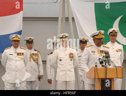 060424-N-5863B-093 Manama, Bahreïn (24 avril 2006) - Le Pakistan Navy's Vice-chef d'état-major naval, Vice-Adm. Mohammad Haroon Hi, s'adresse à la foule lors de la cérémonie de passation de commandement du commandant de la Force opérationnelle combinée l'un cinq zéro (CTF-150) à bord HNLMS De Zeven Provincien (F802). Adm arrière pakistanais. Shahid Iqbal soulagé le Commodore de la Marine royale des Pays-Bas Hank Ort comme CTF-150. La Marine des États-Unis par photo par le photographe 4400 2e classe Carolla Bennett (libéré) US Navy 060424-N-5863B-093 Pakistan Navy's Vice-chef d'état-major naval, Vice-Adm. Mohammad Haroon Hi, s'adresse à la foule pendant un changement de pers Banque D'Images