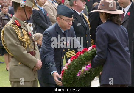 060425-N-9851B-008 Yokohama, Japon (25 avril 2006) - Représentant de la New Zealand Defence Force, Groupe Le Capitaine James Shaw reçoit une couronne, dans le cimetière de guerre du Commonwealth Britannique Hodogaya, qui seront fixées sur une croix en l'honneur de l'Australian and New Zealand Army Corps (ANZAC) des soldats qui sont morts à la guerre. L'Anzac Day est célébré en souvenir de la première opération de l'ANZAC à Gallipoli, en Turquie le 25 avril 1915. U.S. Navy photo by PhotographerÕs accouplé 2e classe John L. Beeman (libéré) US Navy 060425-N-9851B-008 Représentant de la New Zealand Defence Force, Groupe Le Capitaine James Shaw re Banque D'Images