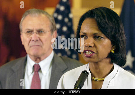 060427-N-0696M-216 Bagdad, Iraq (27 avril 2006) - Le secrétaire d'État Condoleezza Rice et le secrétaire à la défense Donald H. Rumsfeld s'adresser aux médias après la réunion à l'ambassade des États-Unis à Bagdad, en Irak. Rumsfeld et Rice a fait une visite surprise à l'Iraq de rencontrer de hauts commandants militaires et des fonctionnaires du gouvernement, y compris l'nouveau Premier Ministre désigné, Jawad al-Maliki. U.S. Navy photo by PhotographerÕs Mate 1re classe Chad J. McNeeley (libéré) US Navy 060427-N-0696M-216 Secrétaire d'État Condoleezza Rice et le secrétaire à la défense Donald H. Rumsfeld s'adresser aux médias après la réunion Banque D'Images