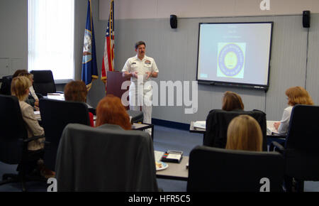 Le maître-maître en chef de la Marine ouvre le premier cours de leadership des conjoints du chef du commandement à la Command leadership School à Newport, Rhode Island, préparant les conjoints des officiers supérieurs à la direction et à la représentation d'un commandement. Banque D'Images