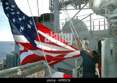 060331-N-7293M-450 Mer Jaune (31 mars 2006) Ð 2e classe Quartier-maître Shead Tamika soulève un drapeau géant bataille à bord de la classe Ticonderoga croiseur lance-missiles USS Cowpens (CG 63) lors d'une exercice naval américano-russes. La Fédération de Russie a fait de la Marine de la première visite d'un navire de la marine russe pour le territoire américain de Guam afin de participer à une opération conjointe de l'aide humanitaire et secours en cas de l'exercice. U.S. Navy photo by Photographer's Mate 2e classe Nathanael T. Miller (libéré) US Navy 060331-N-7293M-450 2e classe Quartier-maître Shead Tamika soulève une bataille géant à bord du pavillon Banque D'Images