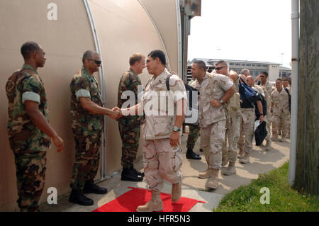 060504-N-7987M-069 Norfolk, en Virginie (5 mai 2006) - Les marins du Groupe de soutien logistique expéditionnaire de la Marine (NAVELSG) retour à l'accueil de la station navale de Norfolk. Près de 260 membres d'NAVELSG retourne à Norfolk après le déploiement d'offrir des services de soutien au combat grâce à la logistique des opérations portuaires au Koweït et les opérations de manutention de l'air en Iraq à l'appui de la guerre mondiale contre le terrorisme. U.S. Navy photo by Photographer's mate Airman Mandy McLaurin (libéré) US Navy 060504-N-7987M-069 Groupe de soutien logistique expéditionnaire de la Marine (NAVELSG) Charlie Homecoming Banque D'Images