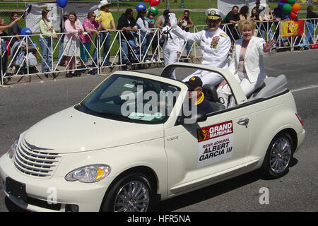 060506-N-0122P-002 Denver (6 mai 2006) - Grand Marshall, Adm arrière. Albert Garcia III, commandant adjoint de la Division Construction navale, d'abord, et sa femme, le plomb le défilé pendant la Semaine de la Marine de Denver et le Cinco de Mayo festival. Semaine marine Denver est l'un des 20 semaines sont prévues cette année dans les villes à travers les États-Unis, organisé par le Bureau de la marine de l'approche communautaire (NAVCO). Photo de la Marine américaine par l'officier des Affaires publiques Dan Puleio (publié) US Navy 060506-N-0122P-002 Photo de fichier de la Marine Banque D'Images