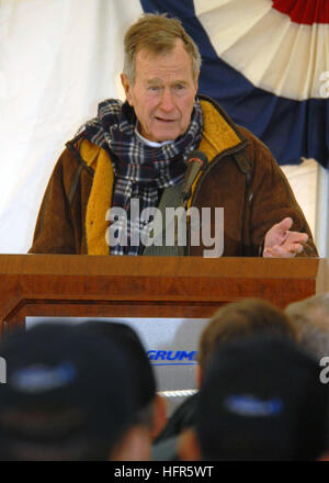 080125-N-8544C-024 Newport News, Virginie (janv. 25, 2008) l'ancien président George H. W. Bush parle avec des marins de Precommissioning (PCU) George H. W. Bush (CVN 77) ainsi que les ouvriers de chantier naval avant le lancement de deux Òdead loadsÓ au large de la plate-forme de vol du transporteur qui porte son nom. ÒDead shipÕs LoadÓ lance le test de systèmes catapulte capacité de lancer des avions. Le navire est en construction au chantier naval Northrop Grumman Newport News. U.S. Navy photo By Mass Communication Specialist 1re classe Susan Caraballo (publié) US Navy 080125-N-8544C-024 l'ancien président George H. W. Bush parle w Banque D'Images