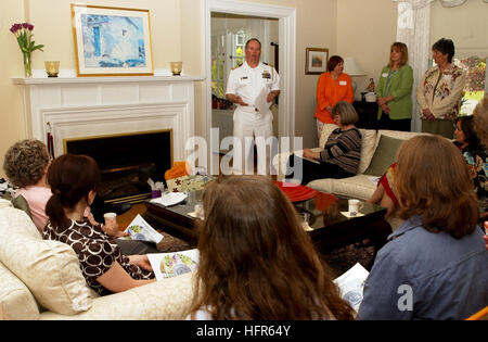 070516-N-2143T-001 Bremerton, dans l'État (16 mai 2007) - région Nord-ouest de marine Chef de cabinet, le capitaine Thomas Dargan, adresses et les bénévoles de la Navy Marine Corps Relief Society (NMCRS) à Naval Base Kitsap Bremerton (NB). Le NMCRS un organisme sans but lucratif, organisme de bienfaisance qui fournit des ressources financières, l'éducation, et d'autres formes d'assistance aux membres du service en service actif, de leurs familles et des retraités. U.S. Navy photo by Mass Communication Specialist 2e classe Maebel Tinoko (libéré) US Navy 070516-N-2143T-001 Région marine nord-ouest Chef d'état-major, le capitaine Thomas Dargan, adresses et merci Banque D'Images