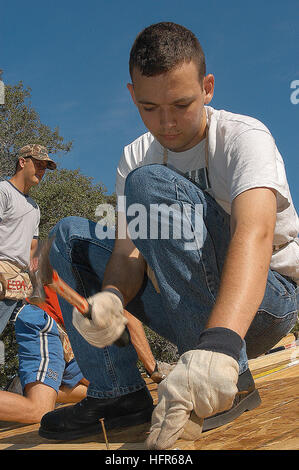 060519-N-6645H-044 Atlantic Beach, en Floride (19 mai 2006) - Spécialiste du renseignement 3e classe Robert Steele ongles vers le bas au sommet d'un toit de contreplaqué où lui et 14 autres marins de propulsion classique le porte-avions USS John F. Kennedy (CV 67) donnent de leur temps dans le cadre d'KennedyÕs programme de relations communautaires. Le site de construction fait partie d'un projet d'Habitat de plages, un chapitre local d'Habitat pour l'humanité, où la communauté des bénévoles aident à construire des maisons pour ceux qui en ont besoin. U.S. Navy photo by PhotographerÕs Mate 3e classe Adam Herrada (libéré) US Navy 060519-N-6645H-044 Spécialiste du renseignement 3 Banque D'Images