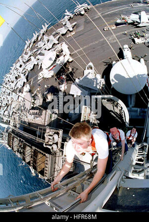 US Navy (USN) marins stationnés à bord du Kitty Hawk Catégorie : porte-avion USS CONSTELLATION (CV 64) Rendez-vous en altitude pour réparer un array radar sur le mât principal. Sur la photo de haut en bas sont technicien électronique troisième classe (ET3), Martin Heath ET3 Charles Robinson, Technicien en électronique et de deuxième classe (ET2) Kevin Carlson. USS Constellation (CV-64) vue depuis le mât principal Banque D'Images