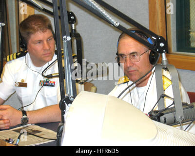 060523-N-2908O-002 Little Rock, l'arche (23 mai 2004) Ð du RDC. David Hebert, Gauche, Centre de soutien opérationnel de la Marine de Little Rock, regarde Medical Corps-chef adjoint de la flotte américaine du Pacifique Adm arrière. Marshall E. Cusic parle avec KARN-FM ÒNewstalkÓ Kevin hôte Gordon sur les événements de la semaine Marine Little Rock. De plus, l'amiral Cusic a discuté de son passé militaire, et pourquoi la marine est venu à Little Rock. Cet événement s'inscrivait dans le cadre de la Semaine de la Marine Little Rock festivités. Vingt de ces semaines sont prévues cette année dans les villes à travers les États-Unis, organisé par le Bureau de la Marine Outre de la communauté Banque D'Images