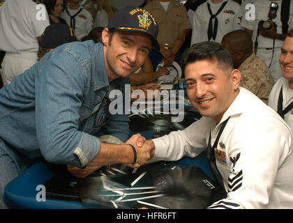 060524-N-1331G-175 Le port de New York (24 mai 2006) - à bord du navire d'assaut amphibie USS Kearsarge (DG 3), l'acteur Hugh Jackman, serre la main avec des dommages de 1ère classe Controlman Alex Lopez de Chicago, Illinois, au cours d'une séance de signature d'autographes. Jackman qui joue Logan, alias ÒWolverineÓ au 20ème siècle à venir Fox action, science-fiction, ÒX-Men : The Last Stand,Ó visité avec les marins et Marines embarqués pendant la journée d'ouverture de la Fleet Week New York 2006. L'équipage a également donné un aperçu du film avant sa date de sortie dans le monde du 26 mai 2006. La Semaine de la flotte a été parrainé par de nouveaux Banque D'Images