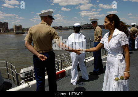 060524-N-7676W-133 Le port de New York (24 mai 2006) - L'actrice Halle Berry accueille marins et Marines à bord du navire d'assaut amphibie USS Kearsarge (DG 3), pendant le défilé des navires au début de la Fleet Week New York City 2006. Ororo Munroe, Berry joue AKA 'Storm', au cours de l'action de la 20th Century Fox, sci-fi film 'X-Men : The Last Stand." L'actrice a fait l'équipage du Kearsarge une avant-première spéciale le film avant sa date de sortie dans le monde du 26 mai 2006. La Semaine de la flotte a été parrainé par la ville de New York depuis 1984 en célébration de l'United States service en mer. L'événement annuel al Banque D'Images