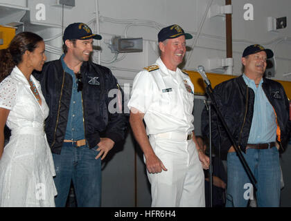 060524-N-7365V-068 port de New York (24 mai 2006) - Dans la zone à bord du navire d'assaut amphibie USS Kearsarge (DG 3), commandant de la deuxième flotte, le Vice-Amiral Mark Fitzgerald présente l'étoile de la prochaine action de la 20th Century Fox, sci-fi, ÒX-Men : The Last Stand.Ó Mme Halle Berry, alias ÒStorm,Ó gauche, Hugh Jackman, alias ÒWolverine,Ó centre gauche, et Kelsey Grammar, AKA ÒDr. Henry McCoy,Ó extrême droite, étaient à bord pour visiter avec les marins et Marines embarqués pendant la journée d'ouverture de la Fleet Week New York 2006. L'équipage a également donné un aperçu du film avant son r Banque D'Images