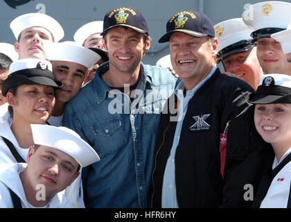 060524-N-7292N-139 Le port de New York (24 mai 2006) Ð Acteurs Hugh Jackman et Kelsey Grammer, sont entourés par des marins sur le pont à bord du navire d'assaut amphibie USS Kearsarge (DG 3), au cours de la journée d'ouverture de la Fleet Week New York City 2006. Jackman joue Logan, alias 'Wolverine', et joue le Dr Hank McCoy Grammer, AKA ÒBeast,Ó dans la prochaine action de la 20th Century Fox, sci-fi film 'X-Men : The Last Stand.' Les acteurs de l'équipage a donné un aperçu spécial Kearsarge du film avant sa date de sortie dans le monde du 26 mai 2006. La Semaine de la flotte a été parrainé par la ville de New York depuis 1984 dans ce Banque D'Images