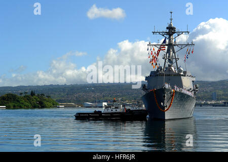 Le destroyer à missiles guidés USS Chung-Hoon (DDG 93) retourne à Pearl Harbor après un déploiement de quatre mois dans le Pacifique occidental dans le cadre des opérations du US Pacific Command. Banque D'Images