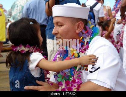 Un Sailor retrouve sa famille sur le quai après le retour de l'USS Chung-Hoon (DDG 93) à Pearl Harbor après un déploiement inaugural de quatre mois dans le Pacifique occidental sous le commandement des États-Unis du Pacifique. Banque D'Images