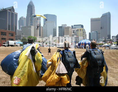 060525-N-3271W-003 Charlotte, N.C. (25 mai 2006) - Les membres de la Marine américaine ÒTeam LeapfrogsÓ de démonstration en vol d'attendre le débarquement de leur cavalier final au cours d'une manifestation à la vitesse Street Food Lion. Célébrant sa 12e année, Food Lion Rue Vitesse transforme les rues de Uptown Charlotte dans une vitrine des sports automobiles avec animation non stop sur trois scènes, les comparutions de top pilotes, Nextel Cup expositions dynamique pour tous les âges et une assemblée générale de la NASCAR voitures d'exposition et de simulateurs. Prindle visite faisait partie de la semaine Marine Charlotte festivités. Vingt de ces semaines sont prévus thi Banque D'Images