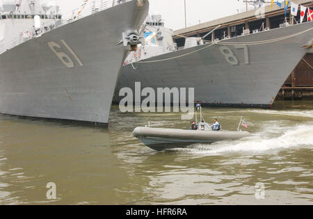 060526-N-4936C-005 New York (26 mai 2006) Ð BoatswainÕs Mate 2e classe Ariene Enriquez, (à droite) et de 1re classe Mécanicien John Manley patrouiller les eaux autour de Pier 88 à New York durant la Fleet Week New York 2006. Enriquez et Manley sont affectés à l'USS Ramage (DDG 61). La Semaine de la flotte est nouveau YorkÕs les services célébration de la mer rendant hommage à ceux qui ont fait le sacrifice ultime au travers de nombreuses manifestations de Memorial Day, des souvenirs et des services. Photo de la Marine américaine par le journaliste 2e classe David P. Coleman (libéré) US Navy 060526-N-4936C-005 d'équipage  % %5Ersquo,s'accoupler 2e classe Ariene Enriquez, (righ Banque D'Images