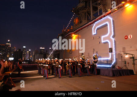 060528-N-1331G-272 New York (28 mai 2006) - Sur le pont d'envol du navire d'assaut amphibie, l'USS Kearsarge (DG 3), la seconde aile d'avion Marine Band propose des divertissements pour marins et Marines et des invités de la ville de New York. L'hôte d'une réception Kearsarge au coucher du soleil comme un geste de reconnaissance pour New York lors de la Fleet Week 2006. La Semaine de la flotte a été parrainé par la ville de New York depuis 1984 en célébration de l'United States service en mer. L'événement annuel fournit également une occasion pour les citoyens de la ville de New York et la région environnante pour répondre marins et Marines ainsi qu'à Banque D'Images