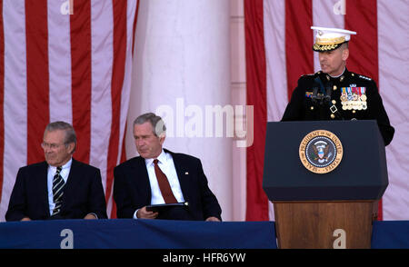 060529-N-2383B-119 Arlington, Va. (29 mai 2006) - Président de l'état-major des armées Le général Peter Pace, commentaires, tandis que le président George Bush et le secrétaire à la défense Donald Rumsfeld écouter lors des cérémonies du Jour du Souvenir tenue à l'amphithéâtre de Arlington National Cemetery. Proclamé officiellement et observées en mai 1868 comme journée de décoration, il est devenu plus tard le jour du Souvenir et est un honneur journée du souvenir pour ceux qui sont morts au service de la nation. U.S. Navy photo de photographe en chef 4400 Johnny Bivera (publié) US Navy 060529-N-2383B-119 Président des Chefs o Banque D'Images