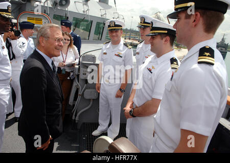 060604-N-0696M-240 de la base navale de Changi, Singapour (4 juin 2006) - Le ministre de la Défense Donald H. Rumsfeld parle avec quatre nouveaux lieutenants après la présidence de leur cérémonie de promotion sur l'aileron de passerelle de l'Arliegh Burke-class destroyer lance-missiles USS (DDG 85 Lexington-historic District) dans le port de Singapour. Rumsfeld est à Singapour pour rencontrer des alliés régionaux et participer à la cinquième édition annuelle de l'Institut international d'études stratégiques de l'Europe Conférence de sécurité connu sous le nom de Shangri-La Dialogue. U.S Navy photo par photographe 4400 1re classe Chad J. McNeeley (libéré) US Navy 060604-N-0696M-240 Secrétaire Banque D'Images