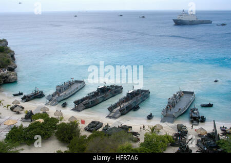 060606-N-8154G-115 Curacao, Antilles néerlandaises (6 juin 2006) - deux engins de débarquement Utilities (LCU) affecté à l'unité amphibie Plaisance deux (ACU-2), répéter d'assaut la plage à Curaçao, Antilles néerlandaises. ACU-2 est lancé à bord du navire d'assaut amphibie USS Bataan (DG 5), en cours de rejoindre les forces militaires de la France, Espagne, Royaume-Uni et le Venezuela dans le led néerlandais Joint-Caribe Lion 2006 (J-CL06) de l'exercice. U.S. Navy photo by PhotgrapherÕs Mate 3 Classe Jeremy L. Grisham (libéré) US Navy 060606-N-8154G-115 deux engins de débarquement Utilities (LCU) affecté à l'unité amphibie Plaisance Deux (un Banque D'Images