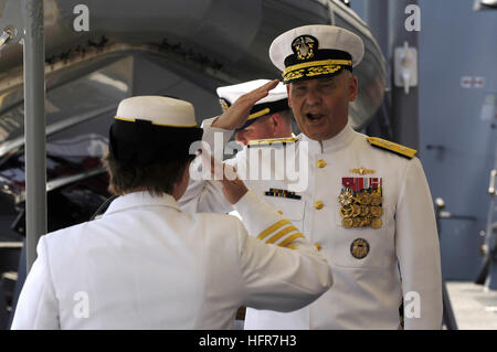 060610-N-3642E-003 Mayport, Floride (10 juin 2006) - Le Cmdr. Deidre L. McLay salue Directeur adjoint, Surface Warfare, arrière Adm. Mark H. Buzby, assumer le commandement de la toute nouvelle classe Arleigh Burke destroyer lance-missiles USS Farragut (DDG 99). Le nom du navire rend hommage à adm. David Glasgow Farragut. En 1864, rallia ses hommes à Farragut, criant victoire : 'Damn les torpilles ! Full speed ahead !Ó Farragut a dirigé ses forces navales sur de gagner la bataille de la baie de Mobile. U.S. Navy photo by PhotographerÕs Mate 1re classe Shawn P. Eklund (libéré) US Navy 060610-N-3642E-003 Cmdr. Deidre L. McLay salue sous-Directo Banque D'Images