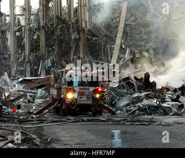 010916-N-7479T-501 Ground Zero, New York, N.Y. (sept. 16, 2001) -- une famille de pompiers sur les lieux du crime dans la région de Manhattan où le World Trade Center s'est effondré à la suite de l'attaque terroriste du 11 septembre. Les édifices ont été lourdement endommagé par les débris et les forces massives de la chute de deux tours jumelles. Efforts de décontamination devraient se poursuivre pendant des mois. U.S. Navy photo de photographe en chef 4400 Eric J. TIlford. (Libéré) World Trade Center se sont effondrées à la suite de l'attaque terroriste du 11 septembre 16 septembre 2001 Banque D'Images