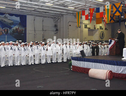 060614-N-9621S-009 Norfolk, Virginie (14 juin 2006) - marins, marines et soldats prêter le serment de citoyenneté donnés par U.S. Citizenship and Immigration Services à la naturalisation cérémonie tenue à bord du porte-avions de classe Nimitz USS George Washington (CVN 73). Plus de 140 membres de l'armée américaine de 45 pays ont prêté le serment de citoyenneté à bord du porte-avions à propulsion nucléaire. Le serment a souligné l'importance de la citoyenneté américaine au cours de la naturalisation et d'assermentation du personnel militaire. U.S Navy photo de 3ème classe 4400 photographe Christopher Stephens (REL Banque D'Images