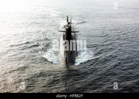 Une antenne bow view du missile stratégique à propulsion nucléaire USS sous-marin SNLE (Thomas Jefferson-618) en cours. Snle USS Thomas Jefferson-618 Banque D'Images