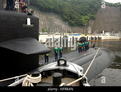 060621-N-5686B-005 Yokosuka, Japon (21 juin 2006) - La classe de Los Angeles sous-marin d'attaque rapide USS Buffalo (SSN 715) rend son approche de la jetée sur le commandant de bord, activités liées à la flotte de Yokosuka, Japon sur une visite du port. U.S. Navy photo by Photographer's Mate 1re classe Crystal Brooks (libéré) US Navy 060621-N-5686B-005 Le Los Angeles-classe sous-marin d'attaque rapide USS Buffalo (SSN 715) rend son approche de la jetée sur le commandant de bord, activités liées à la flotte de Yokosuka, Japon Banque D'Images