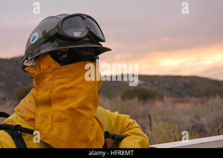 071027-N-7206K-006 CAMPO, Californie (oct. 272007) - Un marin attaché à Construction Battalion amphibie (ACB) 1 moniteurs, les bulldozers son équipage fonctionne comme ils travaillent pour éliminer les arbustes secs. ACB-1 marins travaillaient côte à côte avec des pompiers civils Hauser Canyon à construire des pare-feu pour protéger la ville de Campo. U.S. Navy photo by Mass Communication Specialist 2e classe joie Marie Kirch (libéré) US Navy 071027-N-7206K-006 un marin attaché à Construction Battalion amphibie (ACB) 1 moniteurs, les bulldozers son équipage fonctionne comme ils travaillent pour éliminer les arbustes secs Banque D'Images