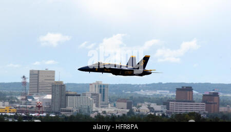 060812-F-7049H-007 La base aérienne Elmendorf, en Alaska (Août 12, 2006) - Un F-18 Super Hornet appartenant à la vitesse des Blue Angels au-delà d'un horizon d'ancrage de l'Arctique au cours de 2006 Thunder. Les artistes ayant participé à l'Arctique pour Thunder 2006 ont été le premier ministre de la marine de l'équipe de démonstration des Blue Angels, et de ce que l'armée de chevaliers d'or de l'équipe de démonstration de parachutisme. Photo par la Haute Airman Garrett (Hothan) PARUTION US Navy 060812-F-7049H-007 Un F-18 Super Hornet appartenant à la vitesse des Blue Angels passé un mouillage au cours de l'horizon 2006 Thunder de l'Arctique Banque D'Images