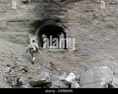 020114-N-8242C-010 au cours d'une exploitation de sites sensibles (SSE) mission, U.S. Navy SEALs (mer, air, terre) explorer l'entrée de l'une des grottes 70 ils ont découvert dans la région de Zhawar Kili. Utilisé par les forces d'Al-Qaida et des Taliban, les grottes et autres complexes au-dessus du sol ont été détruites, soit par l'élimination des explosifs et munitions (NEM) ou par le biais de frappes aériennes appelé par les joints. Les forces d'opérations spéciales de la Marine effectuent des missions en Afghanistan à l'appui de l'opération Enduring Freedom. Photo officielle de crédit photo de la Marine américaine. Pour CETTE PHOTO N'EST PAS PHOTOGRAPHE DE CRÉDIT. Photo cl Banque D'Images