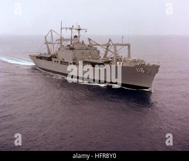 Une antenne avant tribord vue du cargo amphibie USS ST. LOUIS (LKA-116) en cours au large de la côte sud de la Californie. USS St. Louis (LKA-116) en cours au large de la côte sud de la Californie, en 1976 Banque D'Images