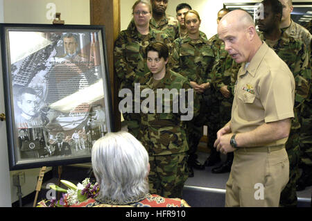 060324-N-5911S-015 Coronado, Californie (24 mars 2006) Ð Le Commandant de survie, évasion, résistance et fuite (SERF) l'école, le Capitaine Jim J. Gillcrist, présente un collage photo à Mme Sybil Stockdale en l'honneur de son défunt mari, Vice-Adm. James B. Stockdale à Naval Base Coronado. Vice-amiral Stockdale était un ancien aviateur naval, prisonnier de guerre du Vietnam, pilote d'essai, universitaire et bénéficiaire de la médaille d'honneur qui est mort le 5 juillet, à l'âge de 81 ans. U.S. Navy photo by PhotographerÕs Mate Airman Apprenti Derek R. Sanchez (libéré) US Navy 060324-N-5911S-015 Le Commandant de survie, Ev Banque D'Images