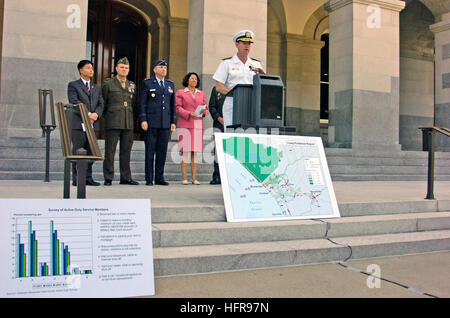 060823-N-6843I-073 Sacramento, Californie (16 août 2000 23, 2006) - Commandant de la Marine, au sud-ouest de la région Adm arrière. Len R. Hering, Père, s'adresse aux journalistes lors d'une conférence de presse à l'Assemblée Projet de loi (AB) 1965 au California State Capitol building. 1965 AB est une proposition pour aider à arrêter les pratiques de prêts prédatrices telles que charger les membres du service d'intérêt élevés sur les prêts à court terme. Une enquête menée par le centre de données effectifs de défense a montré que 13 pour cent des prêts prédateurs marins ont utilisé au cours des 12 derniers mois, où les taux d'intérêt peuvent dépasser 1 000 pour cent des coûts et les militaires et leur famille plus de $ Banque D'Images