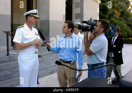 060823-N-6843I-124 Sacramento, Californie (16 août 2000 23, 2006) - Commandant de la Marine, au sud-ouest de la région Adm arrière. Len R. Hering, Père, s'adresse aux journalistes lors d'une conférence de presse à l'Assemblée Projet de loi (AB) 1965 au California State Capitol building. 1965 AB est une proposition pour aider à arrêter les pratiques de prêts prédatrices telles que charger les membres du service d'intérêt élevés sur les prêts à court terme. Une enquête menée par le centre de données effectifs de défense a montré que 13 pour cent des prêts prédateurs marins ont utilisé au cours des 12 derniers mois, où les taux d'intérêt peuvent dépasser 1 000 pour cent des coûts et les militaires et leur famille plus de $ Banque D'Images