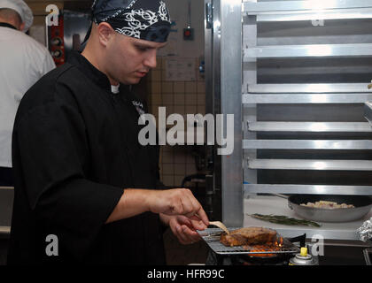 060825-N-3973P-004 3e classe Steven Mize Spécialiste des barbecues une ÒIron ChefÓ steak pour le concours tenu à bord Naval Base Kitsap. Mize affecté à la sous-marin de la classe Ohio USS Nevada SNLE (733) et le reste de l'équipe de Nevada a terminé 1e place dans le concours parrainé par la flotte Industrial Supply Center, l'équipe de gestion de l'alimentation de Puget Sound. U.S. Navy photo by Mass Communication Specialist Hodges Pone III (libéré) US Navy 060825-N-3973P-004 3e classe spécialiste culinaire Steven Mize grills un steak pour le fer à repasser Chef concours tenu à bord Naval Base Kitsap Banque D'Images