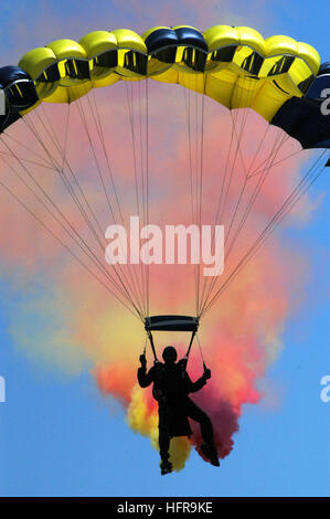 070426-N-9604C-001 SAN DIEGO (26 avril 2007) - L'Équipe de parachutistes de la marine américaine (le saut des grenouilles), démontrer leurs compétences lors d'une performance sur la base navale de San Diego. En raison d'un besoin croissant d'opérations spéciales hautement qualifiés des forces maritimes, Opérations spéciales de la Marine (NSW) motivation a tenu une foire de l'emploi pour aider à trouver la prochaine génération de joints (mer, air et terre) et courbes SWCC (Special Warfare Combatant-craft Crewman). U.S. Navy photo by Mass Communication Specialist Shannon K. Cassidy (libéré) US Navy 070426-N-9604C-001 l'Équipe de parachutistes de la marine américaine (le saut des grenouilles), démontrer leurs compétences du Banque D'Images