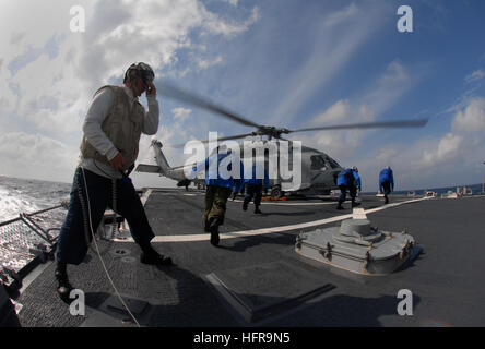 090930-N-1688B-096 de l'OCÉAN ATLANTIQUE (30 Sept 2009) Les marins à bord de missiles de l'USS Cole (DDG 67) Utiliser des cales et des chaînes pour fixer un SH-60 Sea Hawk affecté à l'Escadron d'hélicoptères de vipères lumière anti-sous-marin (HSL) 48 sur le pont pendant le vol trimestres. Cole devrait participer à l'exercice Joint Warrior 09-2, un Royaume Uni-led, multi-national et multi-warfare exercice visant à améliorer l'interopérabilité entre les marines alliées ainsi que de se préparer pour un rôle dans les opérations combinées au cours de prochains déploiements. (U.S. Photo de la marine par la communication de masse Spe Banque D'Images