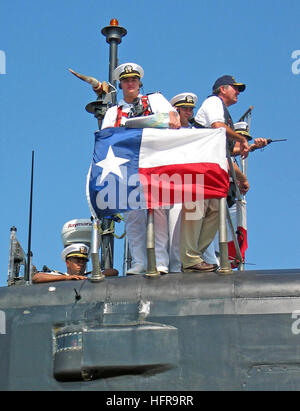 060904-N-4541S-001 Galveston, Texas (sept. 4, 2006) - Officiers à bord du sous-marin d'attaque USS Texas (SSN 775) les opérations d'amarrage direct du pont alors que le bateau arrive à Galveston, Texas. Le Texas deviendra la deuxième sous-marin de la classe Virginia opérationnelle de la flotte à la suite de sa cérémonie de mise en service le 9 septembre 2006. La première dame, Mme Laura Bush, a servi comme shipÕs le parrain et il est prévu d'assister à la cérémonie. U.S Navy photo by Mass Communication Specialist 3rd Class Scott Shoffner (libéré) US Navy 060904-N-4541S-001 Officiers du sous-marin d'attaque de l'USS Texas (SSN 775) Banque D'Images