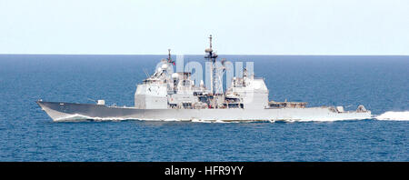 Vue du côté du port de la marine américaine (USN) CLASSE TICONDEROGA : croiseur lance-missiles USS VELLA (AEGIS) GOLFE (CG 72) en cours dans la mer d'Oman, dans le cadre de l'opération ENDURING FREEDOM. USS Vella Gulf CG-72 01 Banque D'Images