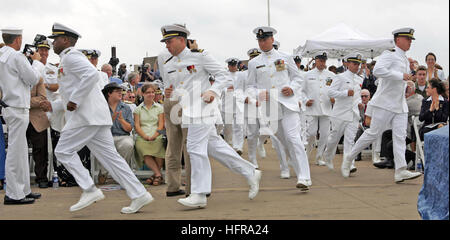 060909-N-7441H-003 Galveston, Texas (sept. 9, 2006) - Exécution du membre d'équipage à bord du sous-marin d'attaque de la classe Virginia USS Texas (SSN 775), suite à l'une commande à l'homme notre navire et de mettre sa vie, par la Première dame Laura Bush, promoteur et bateaux. Le bateau d'attaque de haute technologie, avec un équipage de 134 voiles, dans l'histoire comme la première après-guerre classe de sous-marins conçus pour la domination sur l'espace contre des adversaires du 21e siècle se cache dans les profondeurs de la mer, près des côtes ou des environnements sur terre. Les 377 mètres de long sous, avec un poids de plus de 7 800 tonnes immergés, a la capacité de se déplacer plus de 25 noeuds Banque D'Images