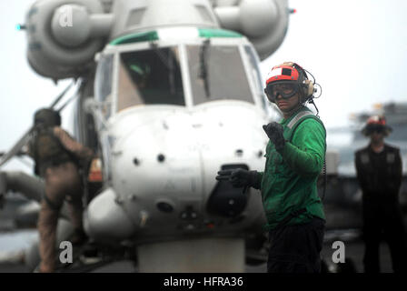 080730-N-5384B-084 AU NORD DE LA MER D'OMAN (30 juillet 2008) un signal d'atterrissage s'enrôle communique avec un Royal New Zealand Navy SH-2G Sea Sprite à bord du porte-avions de classe Nimitz USS Abraham Lincoln au cours d'un échange entre le marin de classe Nimitz porte-avions USS ABRAHAM LINCOLN (CVN 72) et la Royal New Zealand Navy frigate HMNZS Te Mana (F111). Lincoln est déployé sur le 5e flotte américaine zone d'activité des opérations Iraqi Freedom et Enduring Freedom ainsi que d'opérations de sécurité maritime. (U.S. Photo par marine Spécialiste de la communication de masse de la classe 3ème Justin R. Blake/relâché Banque D'Images