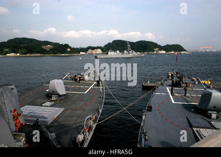 061015-N-4953E-001 Yokosuka, Japon (oct. 15, 2006) ÐBoatswainÕs s'accouple à bord des destroyers lance-missiles USS Stethem (DDG 63) (à gauche) et l'USS Fitzgerald (DDG 62) se préparer à prendre en lignes comme l'Stethem se prépare à démarrer à partir de son port d'attache à Yokosuka. Stethem fait actuellement partie de l'avant-force navale déployée en poste à Yokosuka, Japon. Photo de l'US Navy Ensign Danny Ewing Jr (libéré) US Navy 061015-N-4953E-002 d'équipage  % %5Ersquo,s'accouple à bord des destroyers lance-missiles USS Stethem (DDG 63) (à gauche) et l'USS Fitzgerald (DDG 62) se préparer à prendre en lignes comme l'Stethem se prépare à Banque D'Images