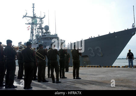 070803-N-7706C-001, Brunei Muara (Août 3, 2007) - La bande de Forces Armées Royales se félicite de la frégate lance-missiles USS Jarrett (FFG 33), comme l'arrivée du navire au port. Le navire est entré dans le cadre de la coopération de l'état de préparation et de formation à flot (CARAT) 2007. CARAT est une série annuelle d'exercices de formation maritime bilatéral entre les États-Unis et l'Asie du sud-est de six nations visant à établir des relations et d'améliorer l'état de préparation opérationnelle des forces canadiennes participantes. U.S. Navy photo by Mass Communication Specialist 1re classe Scott Comstock (libéré) US Navy 070803-N-7706C-001 Le Royal B Banque D'Images